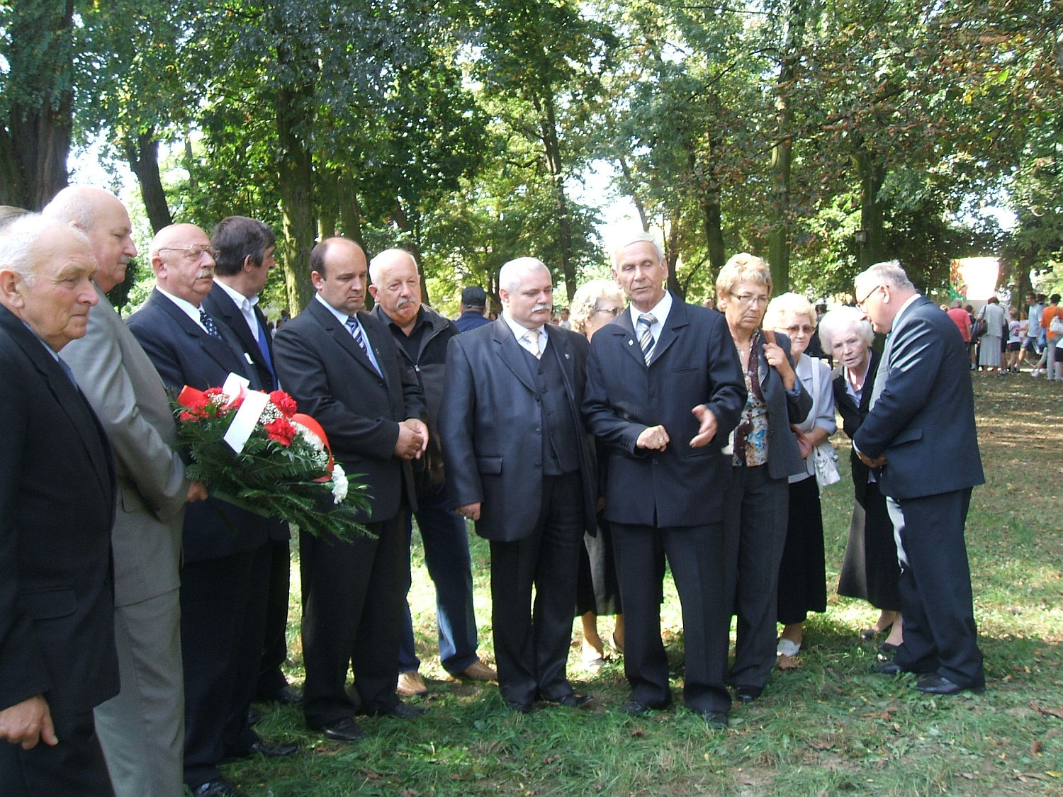 Gocie i organizatorzy uroczystoci w Parku im. gen. Wadysawa Andersa.