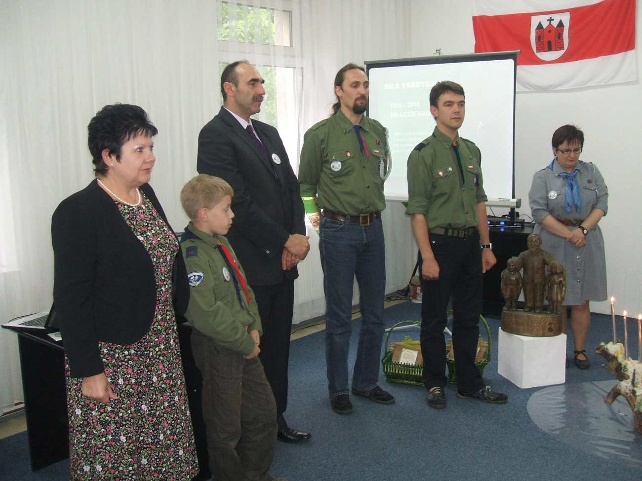 W wieczornicy uczestniczyli m. in., od lewej: Maria Winiewska, mody harcerz, Zenon Kupniewski, hm. Sawomir Szakucki, phm. Dariusz Rybacki, druhna Dorota Cendrowska.