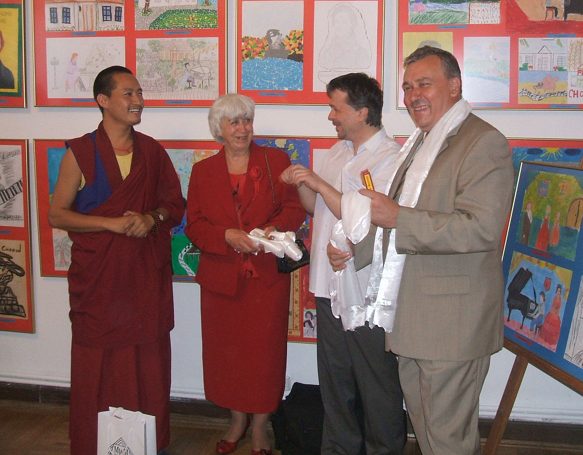 Od lewej mnich Samtenyeshe, mama Dariusza Sawczuka, Dariusz Sawczuk - waciciel oryginalnej kolekcji i Jan Rzeszotarski - dyrektor MWM, obdarowany przez mnicha jedwabnym szalem przynoszcym pomylno.