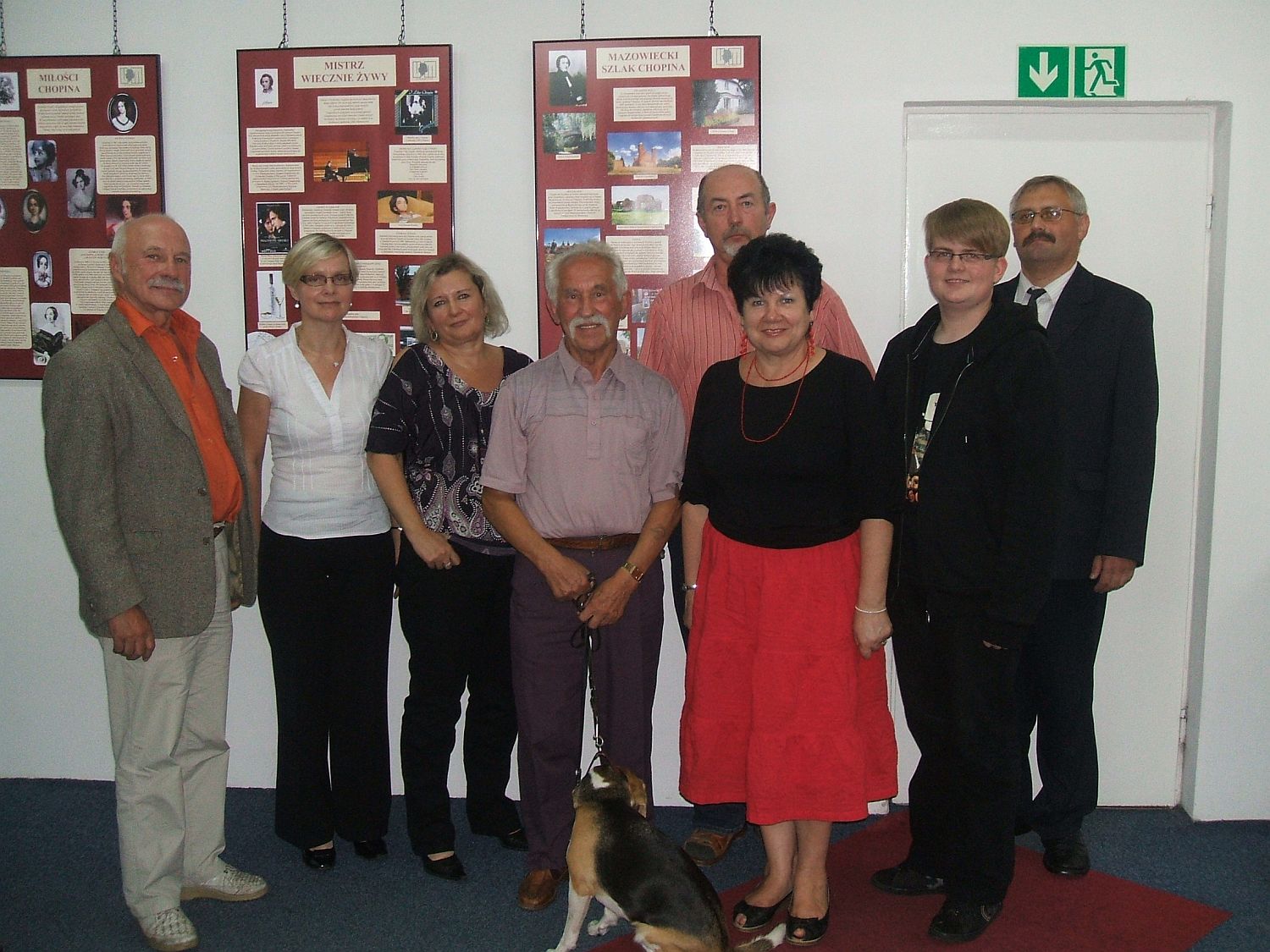 Uczestnicy spotkania w Bibliotece Miejskiej, od lewej: Ryszard Suty, Grayna Danik (tumacz j. niemieckiego), Grayna Kos, Eugeniusz Kleister, Zdzisaw Dumowski, Maria Winiewska, Tomasz Kowalski, Marek Lamka (tumacz j. niemieckiego).