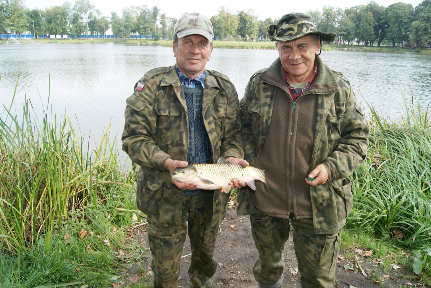 II Druynowe Spawikowe Zawody Wdkarskie o Puchar Burmistrza Miasta Sierpc. Duet Wiesaw Korzeniewski - Bolesaw ytowiecki z piknym amurem, 25.09.2011 r.