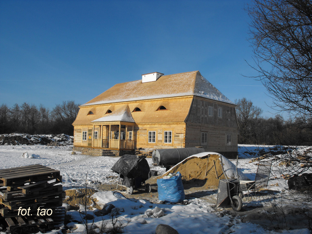 Budowa dworu w Muzeum Wsi Mazowieckiej w Sierpcu, 29.01.2012 r.