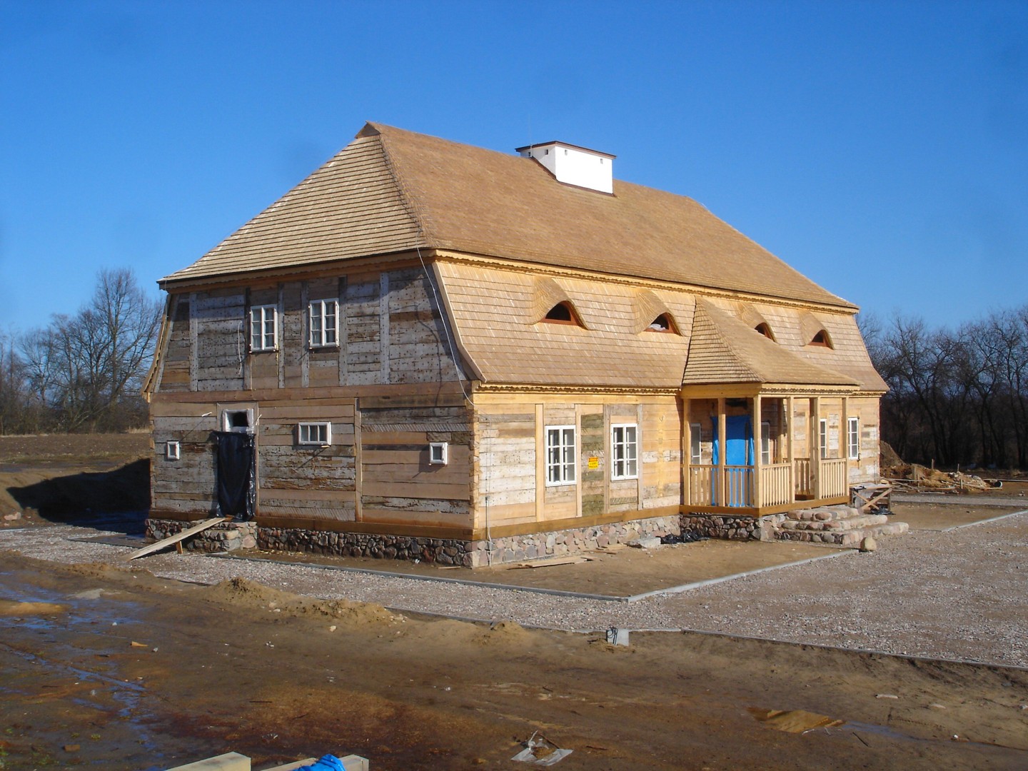 Budowa dworku z Uniszek Zawadzkich w sierpeckim skansenie, 29.02.2012 r.