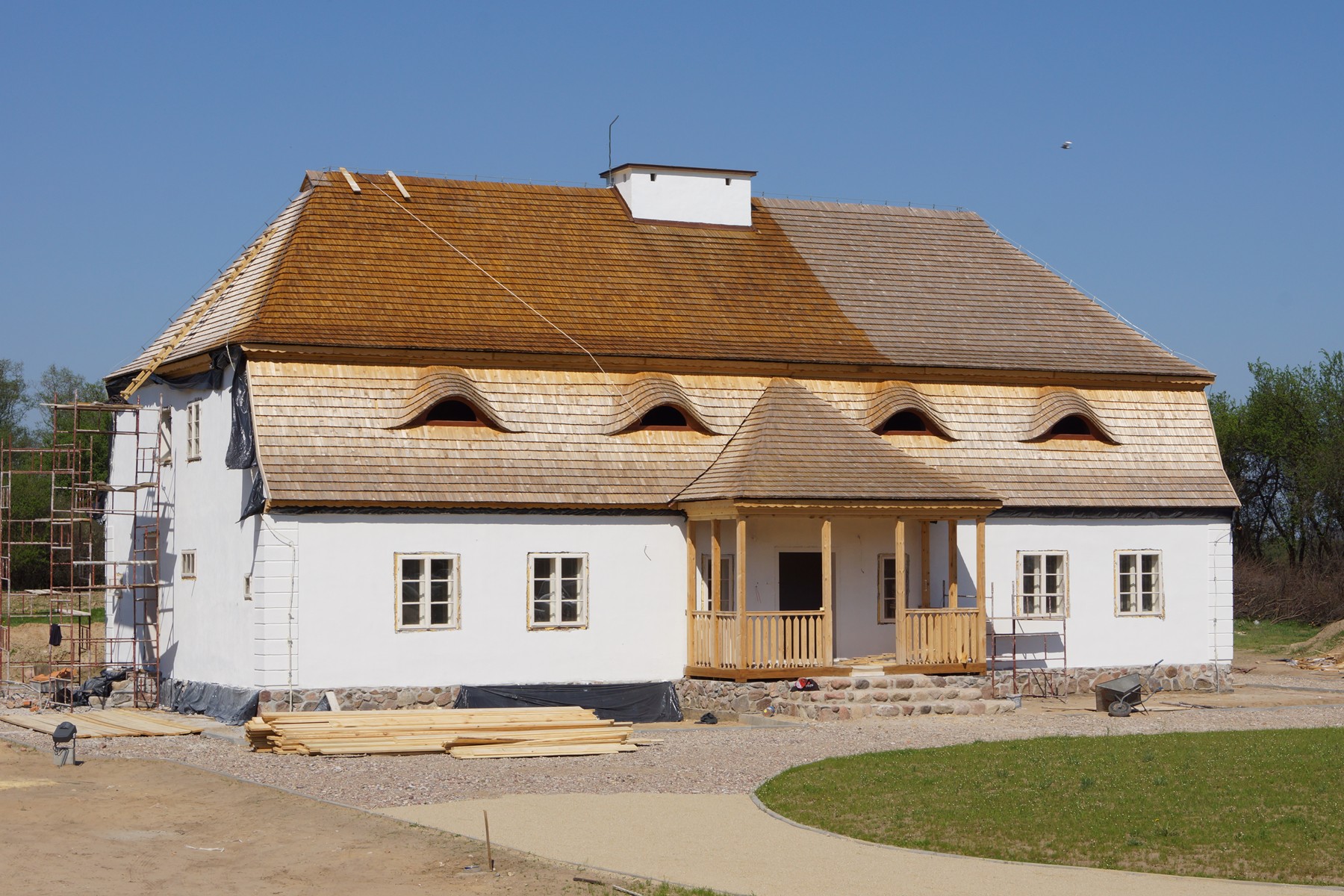 Dworek z Uniszek Zawadzkich - dalsza cz rozbudowy, 30.04.2012 r.