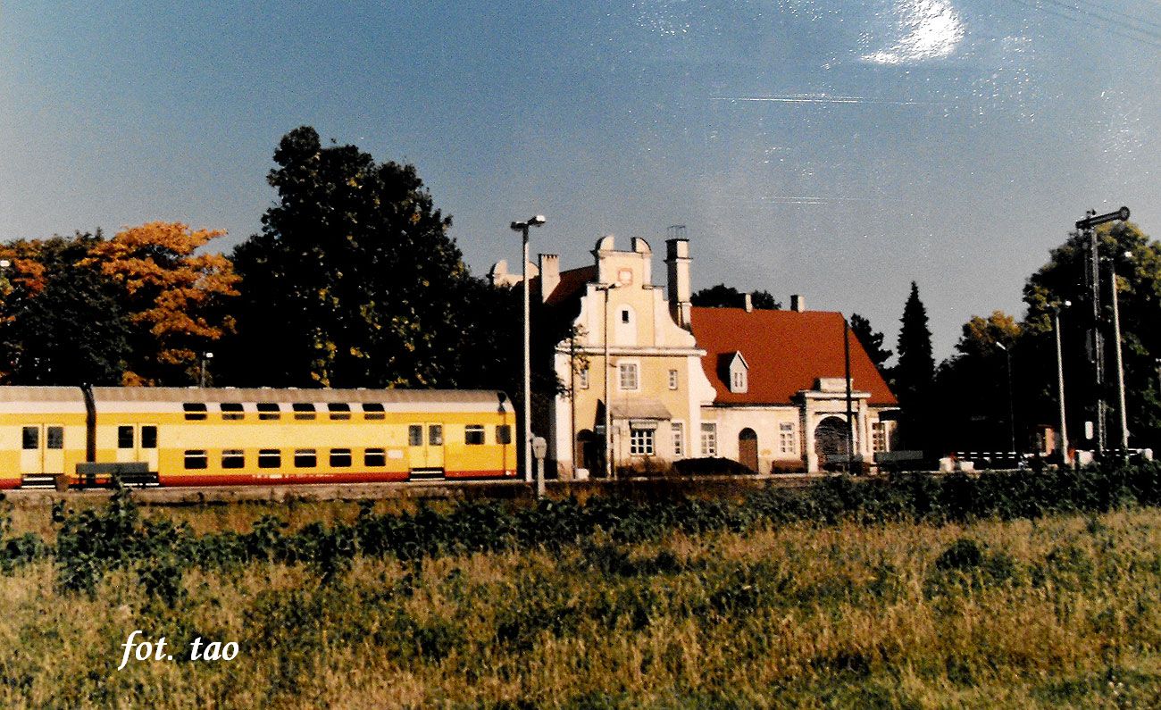 Staca Sierpc, koniec lat 90. XX w. To pocztek upadku naszej stacji, zaronite torowiska, zdemontowane urawie wodne, ale jeszcze s awki na peronach, dziaajace szlabany, okna nie s zabite blach w budynku dworca i te ju ostatnie pomaraczowe pitrowe skady osobowe z kierunku Pocka i Nasielska.