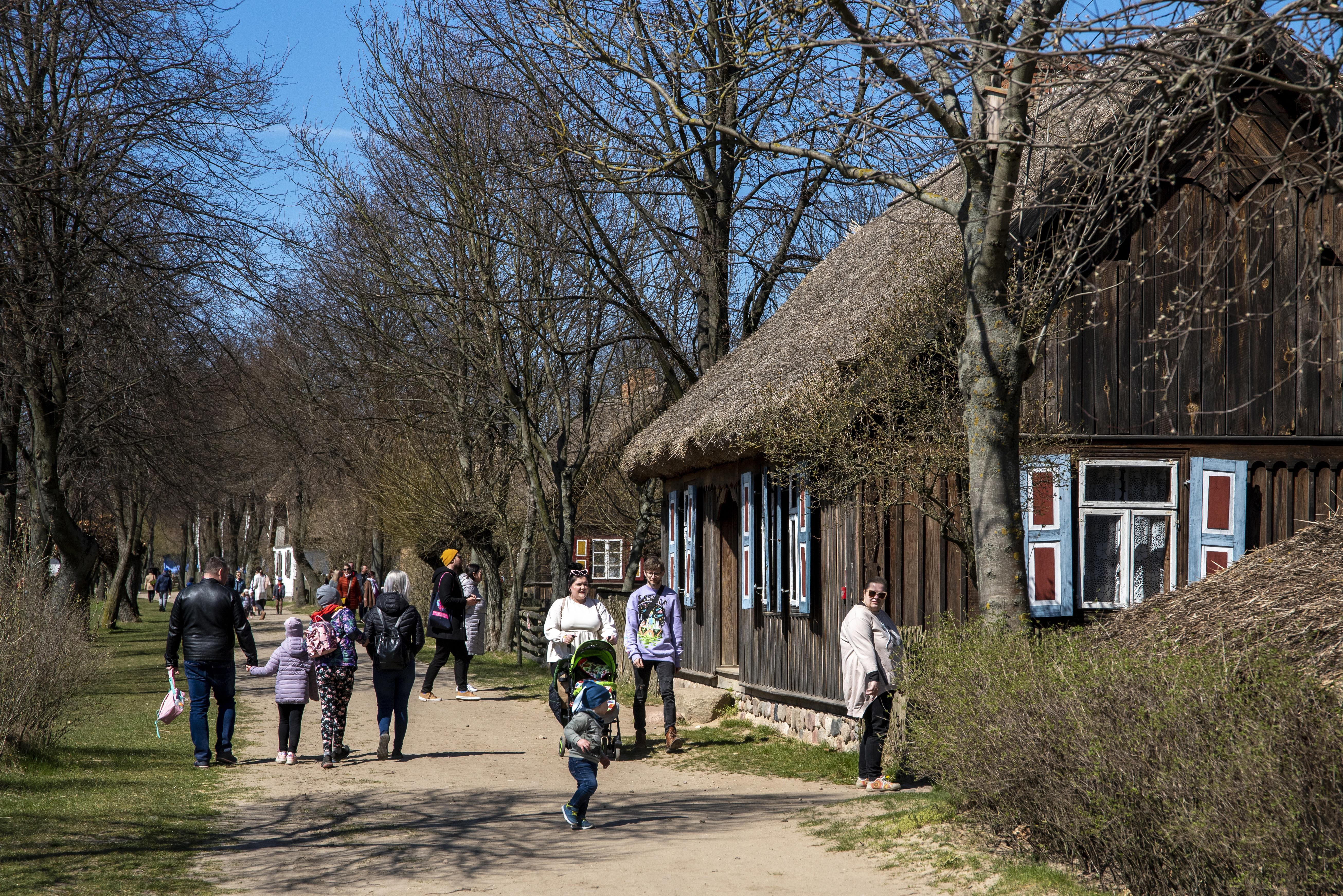 Poniedziaek Wielkanocny w tradycji ludowej by czasem zabaw, wsplnego biesiadowania i spotka z rodzin oraz ssiadami, 18.04.2022 r.