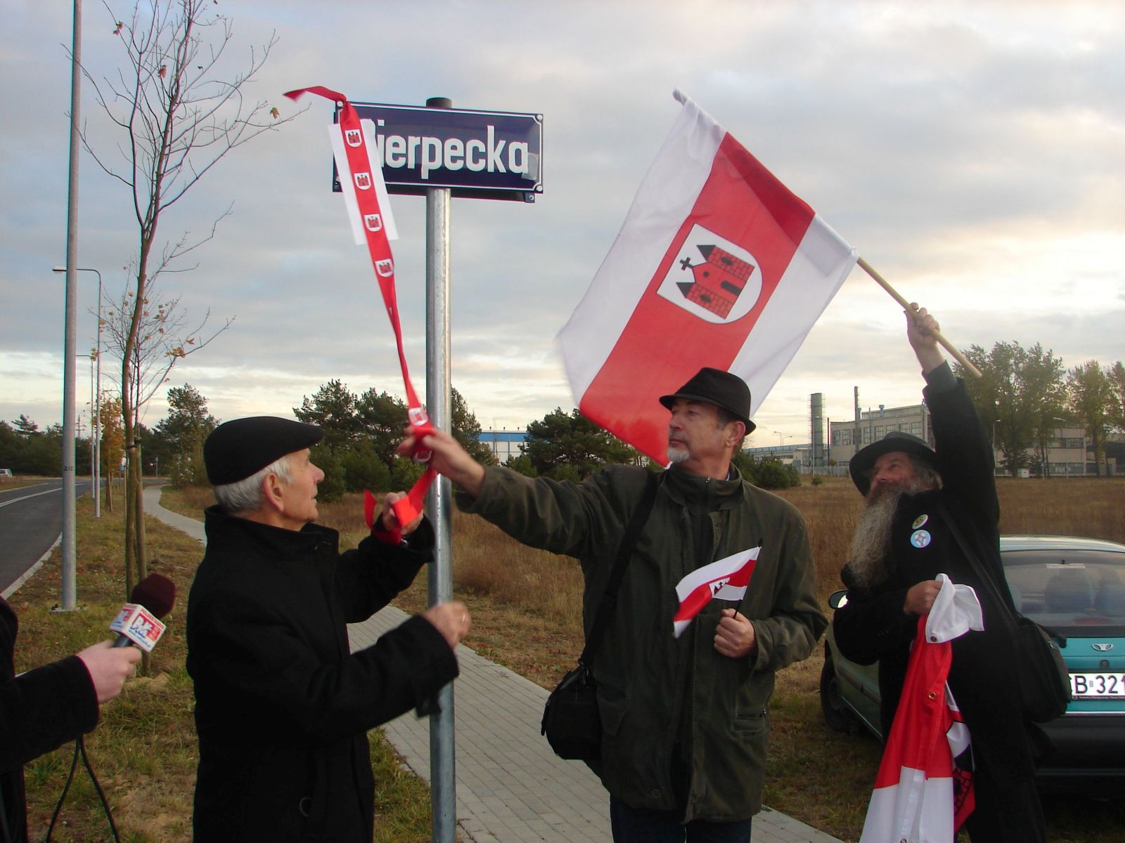 Odsonicie tabliczki ulicy Sierpeckiej w Bydgoszczy, na zdj. Zdzisaw Dumowski, Pawe B. Gsiorowski i Kazimierz Czermiski, Bydgoszcz 20 padziernika 2011 r.