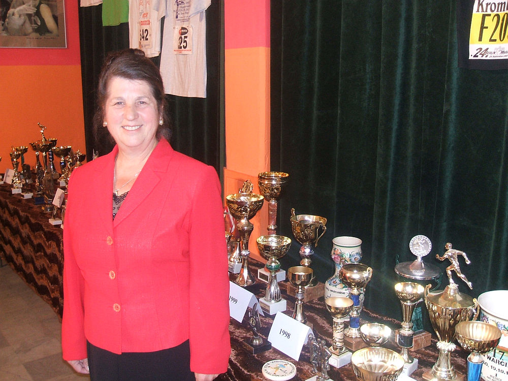 Sierpczanka Roku 2008 na tle swoich trofeów sportowych.