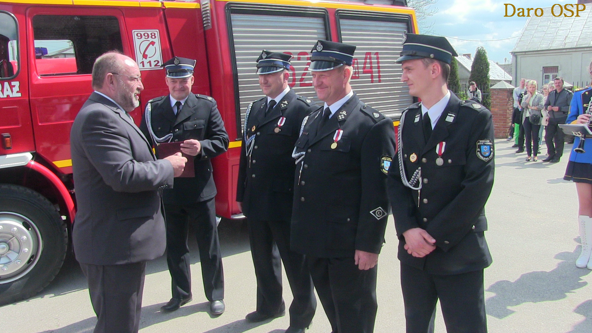 Ceremonia przekazania kluczy przez Wjta Gminy Gozdowo Dariusza Kalkowskiego do nowo otrzymanego samochodu dla Ochotniczej Stray Poarnej w Godowie, 3.05.2016 r.