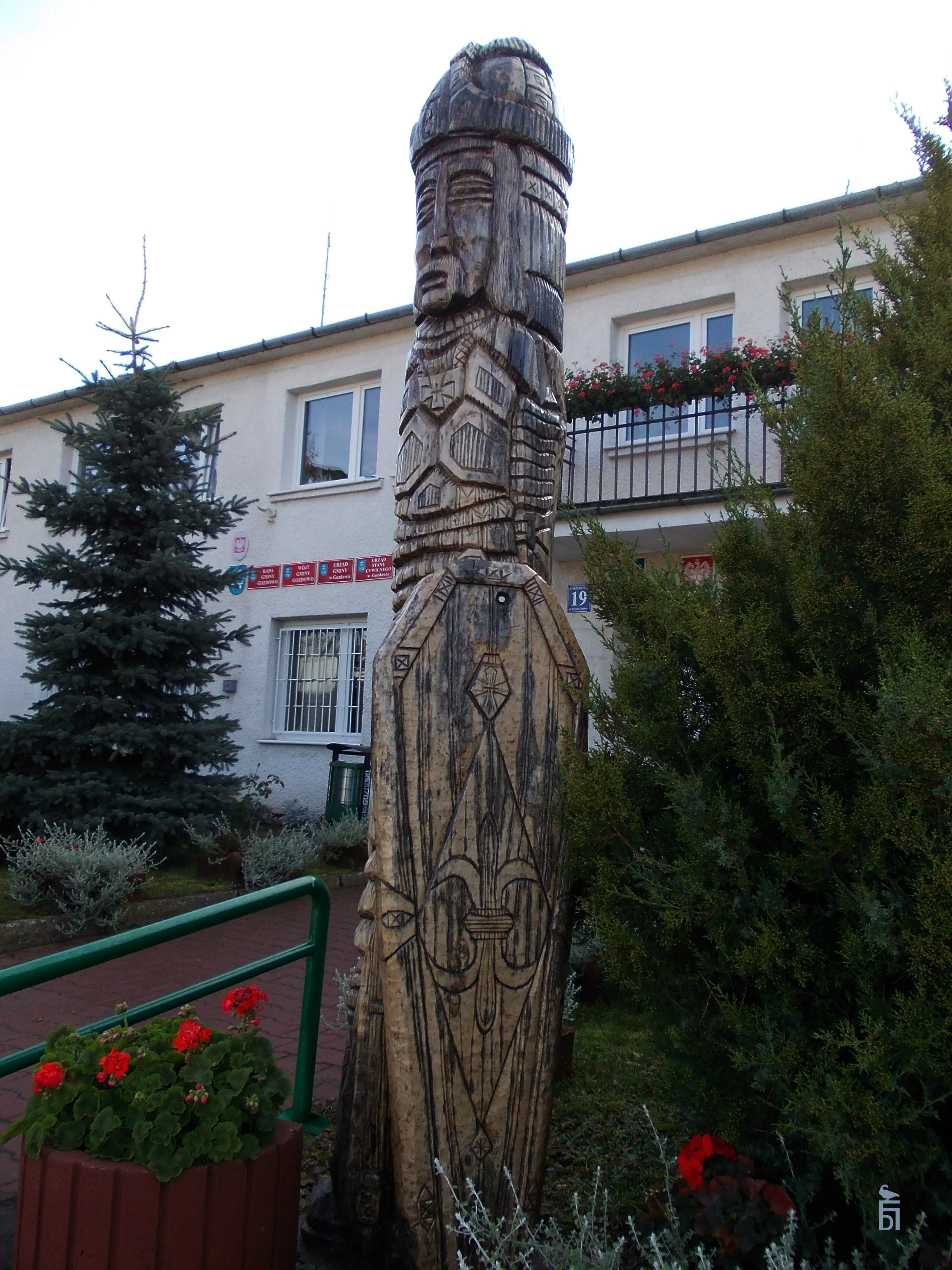Postać rycerza w zbroi z tarczą z herbem Rogala przed Urzędem Gminy Gozdowo, [2012]