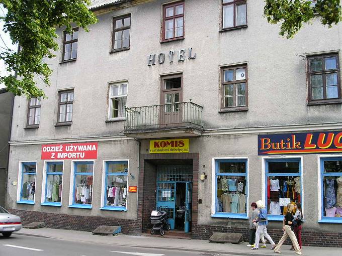 Budynek przedwojennego hotelu, o czym przypomina widniejcy do dzi napis na frontowj czci. W okresie PRL miecia si tu restauracja 