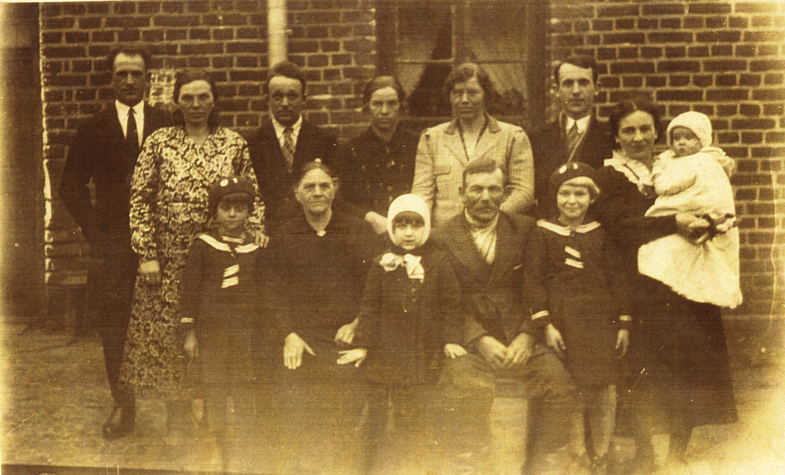 Ignacy i Wanda Brudziscy z rodzin w Piaskach (1938 r.)