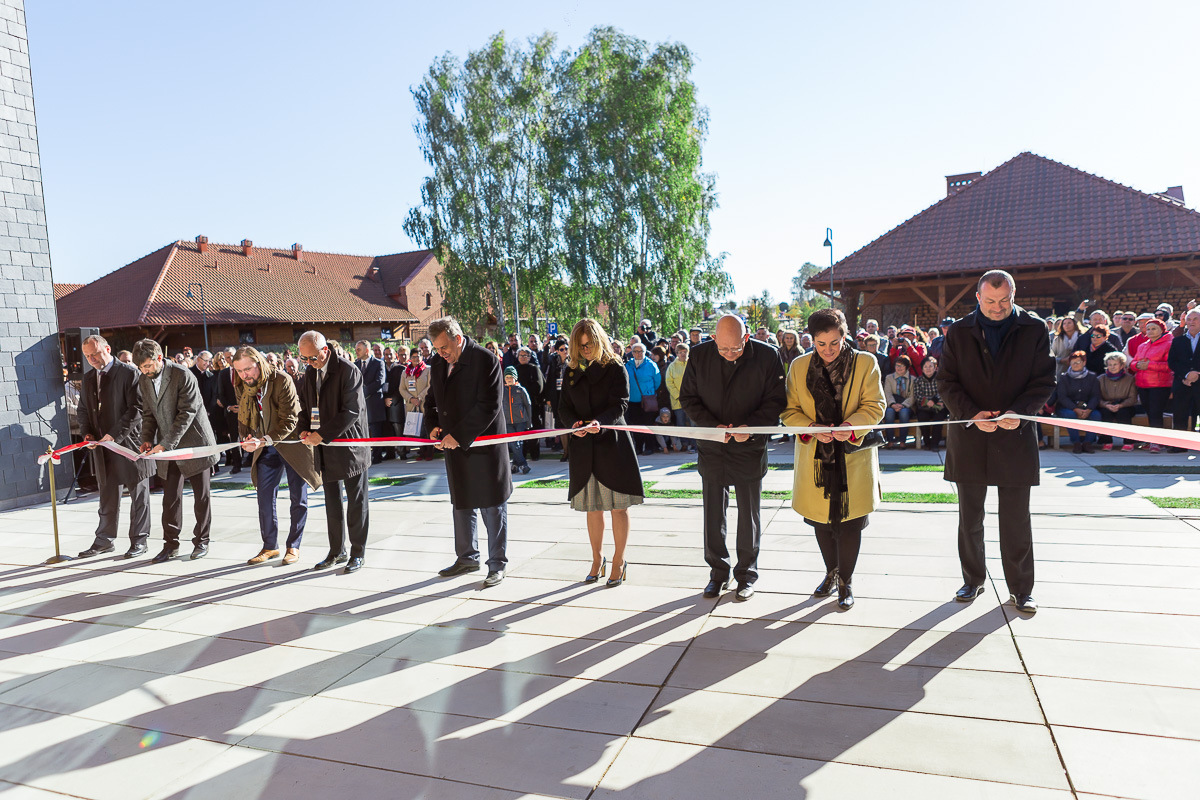 Wielkie otwarcie Centrum Kulturalno-Rekreacyjnego w MWM w Sierpcu. Uroczystego przecięcia wstęgi dokonali: Wiesław Raboszuk, Członek Zarządu Województwa Mazowieckiego, Wiesława Krawczyk, Wiceprzewodnicząca Sejmiku Województwa Mazowieckiego, Waldemar Kuliński, Sekretarz Województwa Dyrektor Urzędu Marszałkowskiego, Mariusz Frankowski, Dyrektor Mazowieckiej Jednostki Wdrażania Funduszy Unijnych, Monika Sokulska, Dyrektor Departamentu Nadzoru Właścicielskiego i Inwestycji Urzędu Marszałkowskiego, architekt Michał Kapturczak z firmy Consultor sp. z o.o. z Poznania, Marcin Hutyra, Dyrektor Zespołu Projektów Oddział Budownictwa Ogólnego w Warszawie firmy Skanska S.A., Cezary Wąsowski, Prezes Zarządu BUD-INVENT sp. z o.o. w Warszawie i Jan Rzeszotarski, Dyrektor Muzeum Wsi Mazowieckiej w Sierpcu, 10.10.2015 r.
