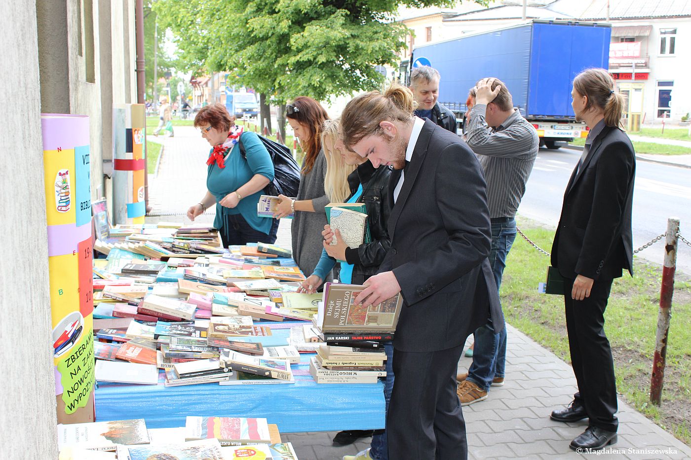 Stoisko VII Kiermaszu Wolnych Ksiek, zorganizowanego  przez Miejsk Bibliotek Publiczn, kadego dnia odwiedzao bardzo wielu sierpczan, 21.05.2014 r.