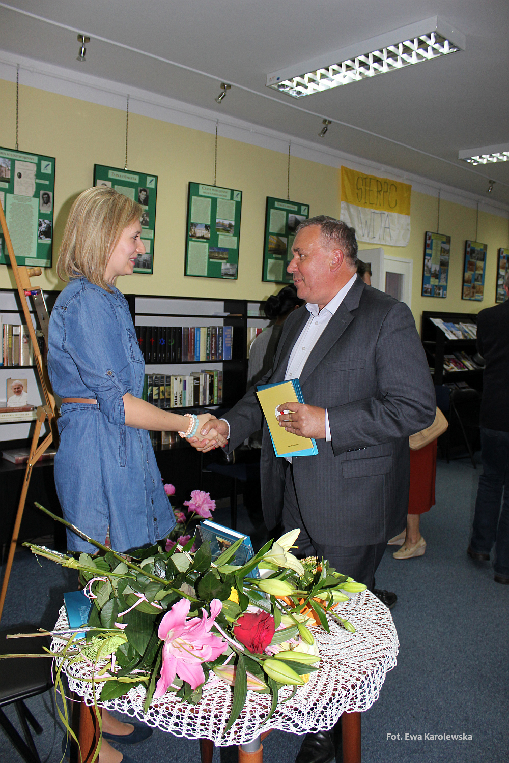 Gratulacje zoy take Magdalenie Staniszewskiej dyrektor Muzeum Wsi Mazowieckiej w Sierpcu, Jan Rzeszotarski.