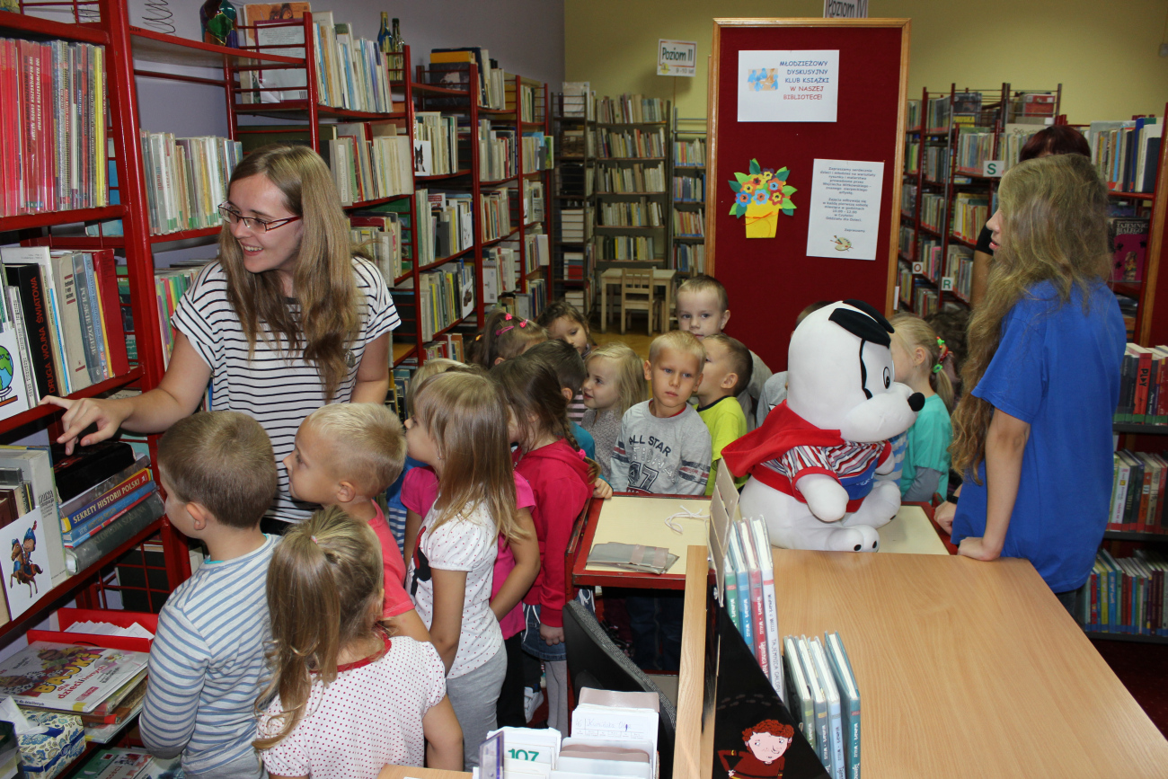 Najmodsi dowiaduj si na czym polega praca bibliotekarza oraz jakie atrakcje czekaj w sierpeckiej Bibliotece na nowych czytelnikw