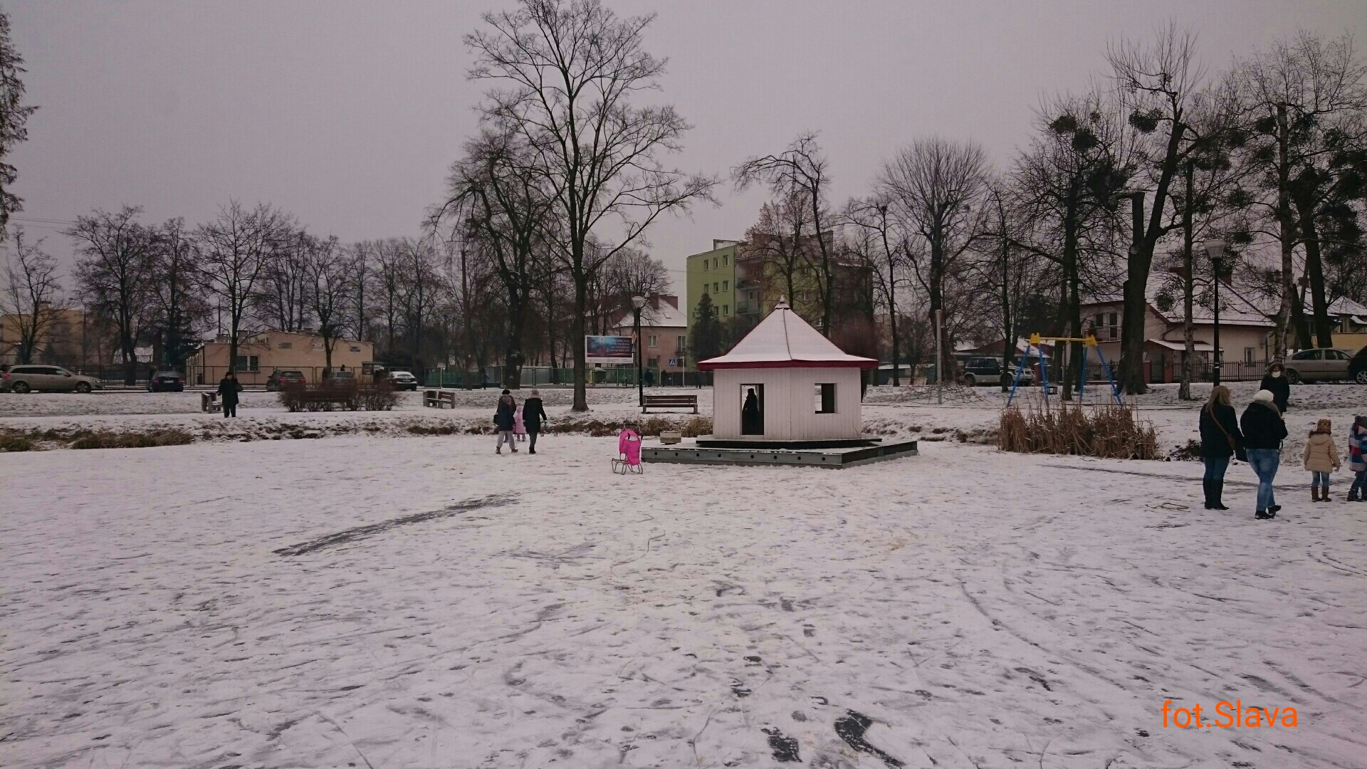 Zamarznite Jezirka pozwoliy dzieciom na zabaw w domku na lodzie, ktry zazwyczaj unosi si na wodzie, 6.01.2016 r.