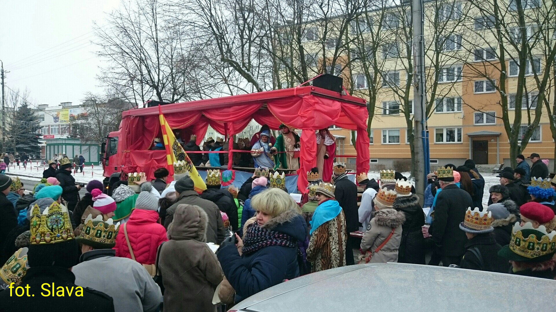 Procesja Trzech Króli zgromadziła wielu wiernych z trzech parafii, ulica Piastowska, 6.01.2016 r.