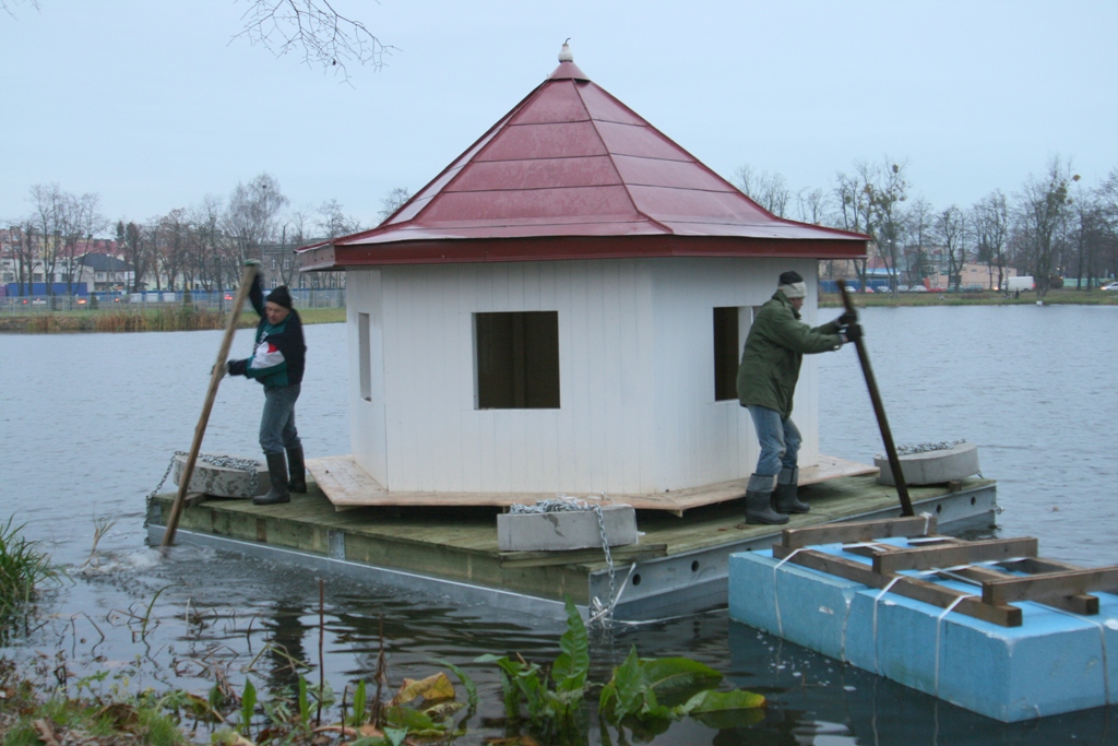 Domek pywa na specjalnej platformie, zakotwiczonej w poudniowo-wschodnim  naroniku akwenu, 16.11.2010 r.