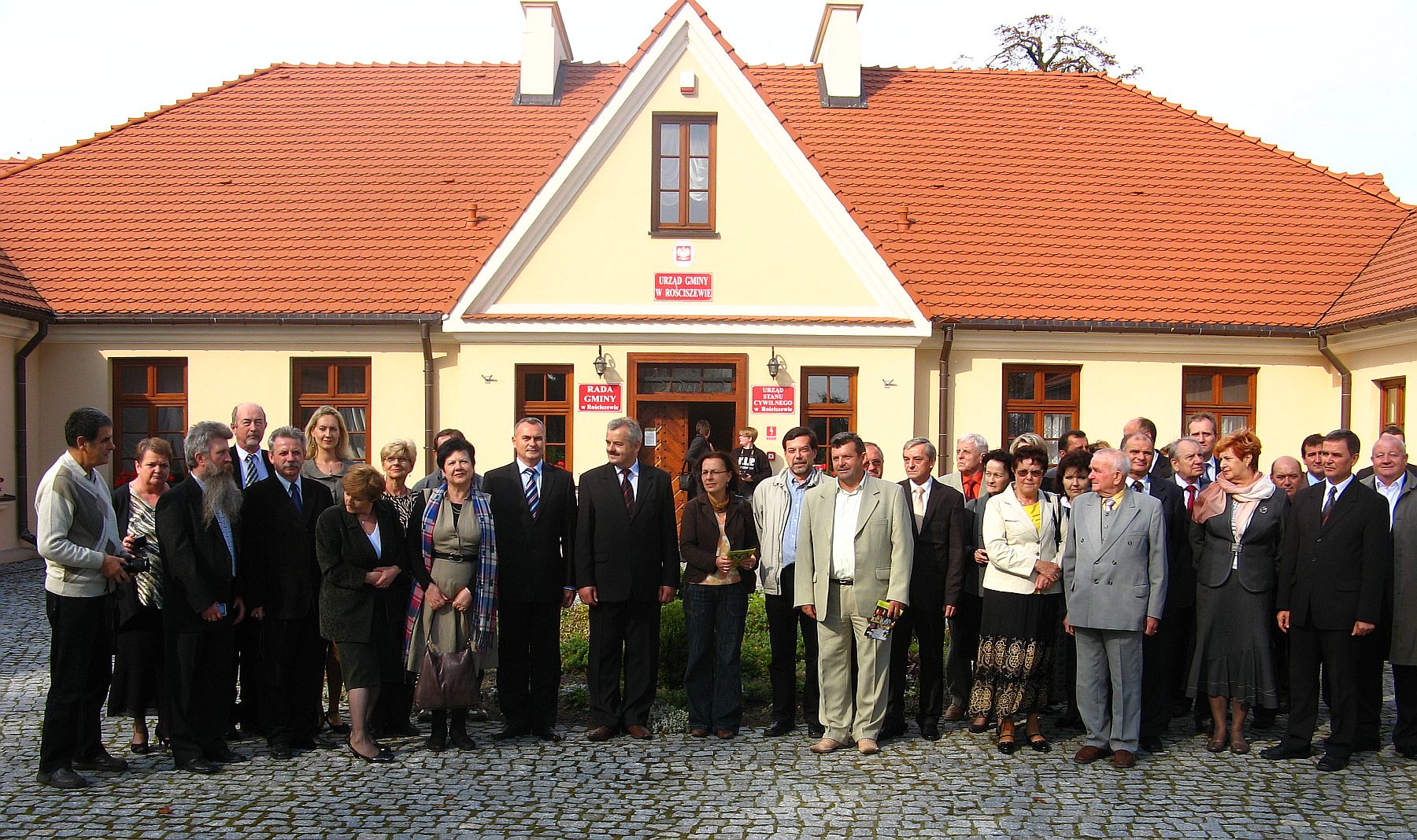 Organizatorzy i goście niedzielnej chopinowskiej uroczystości w Rościszewie, 26.09.2010 r.