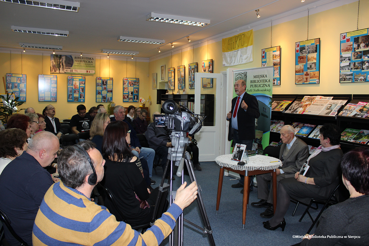 Publiczno spotkania promujcego ksik w Bibliotece Miejskiej, 13.11.2014 r.