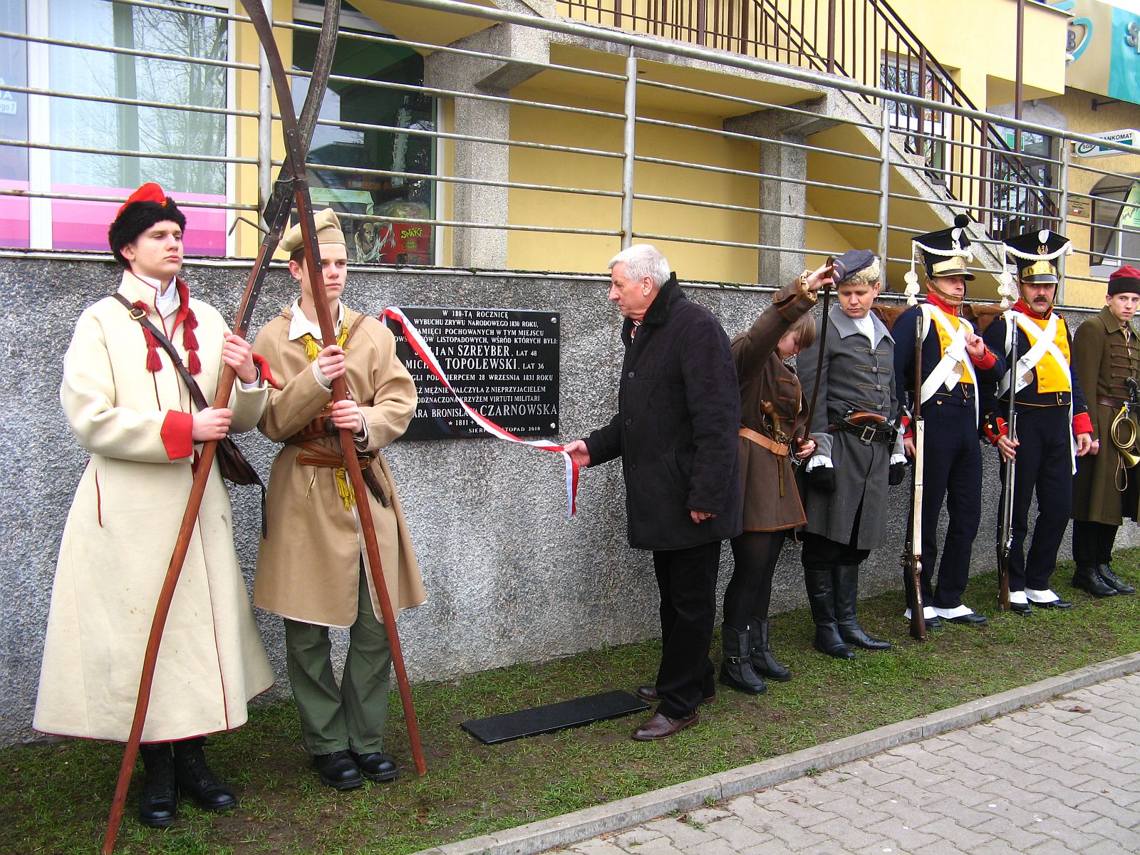 Odsonicia tablicy dokona Przewodniczcy Rady Miejskiej V kadencji Marek Chrzanowski.