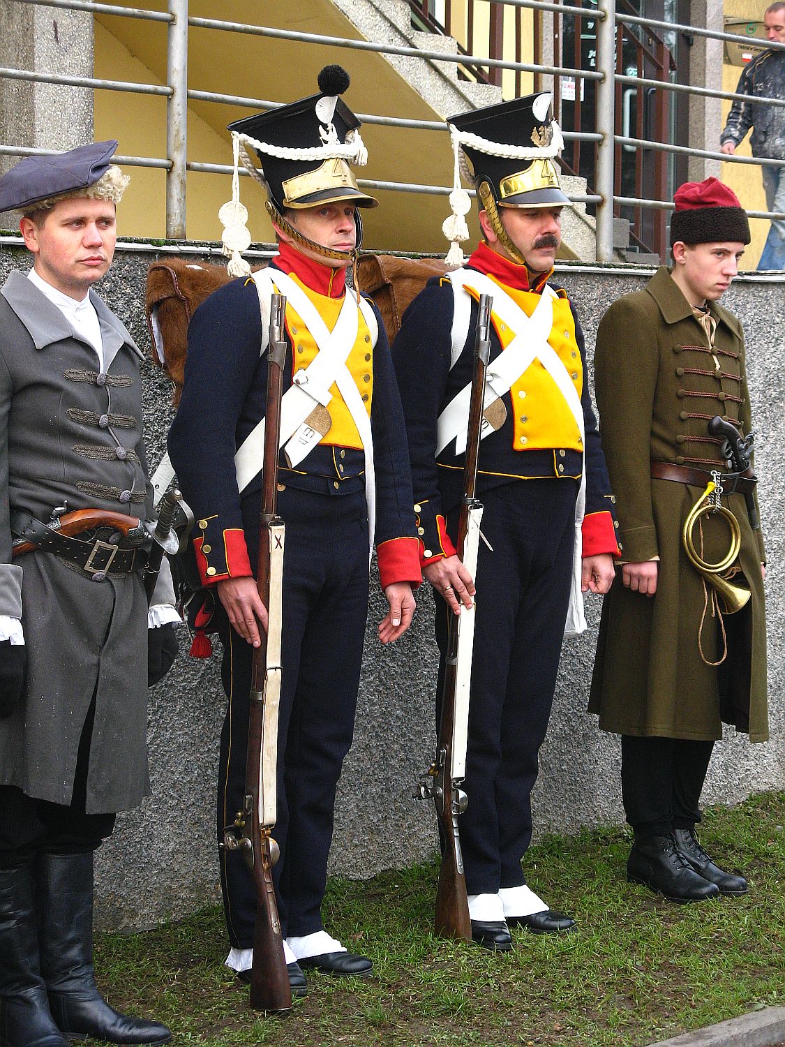 Honorow wart przy tablicy penia Grupa Rekonstrukcji Historycznej Powstacw Listopadowych oraz Grupa Rekonstrukcyjna  Puku 4. Piechoty Xistwa Warszawskiego.