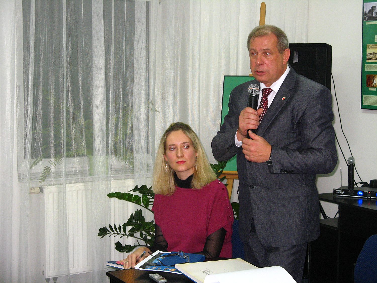 Koordynatorem prac nad albumem był zastępca burmistrza Zbigniew Leszczyński.