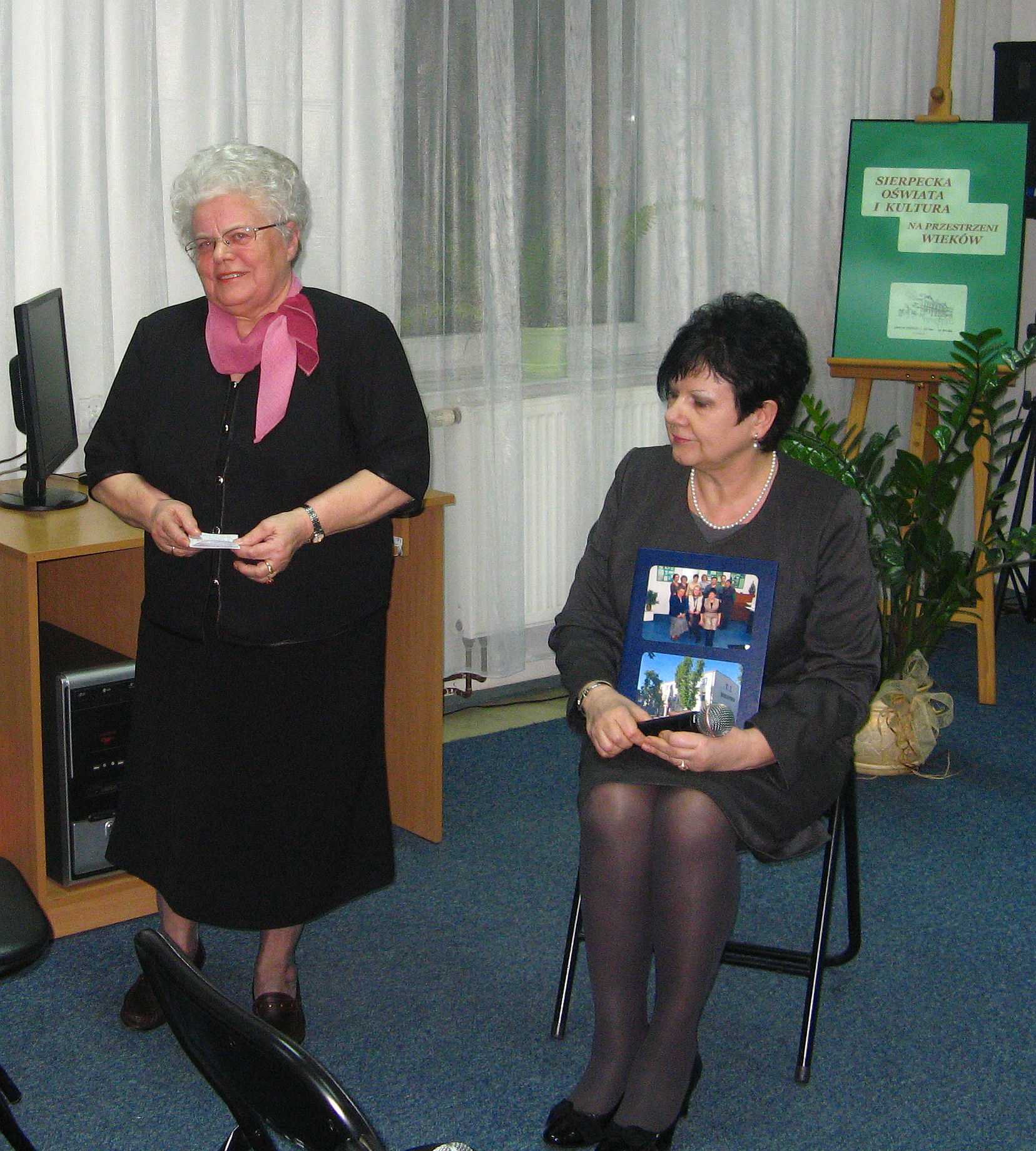 Hanna Kowalska i dyrektor Biblioteki Maria Winiewska.