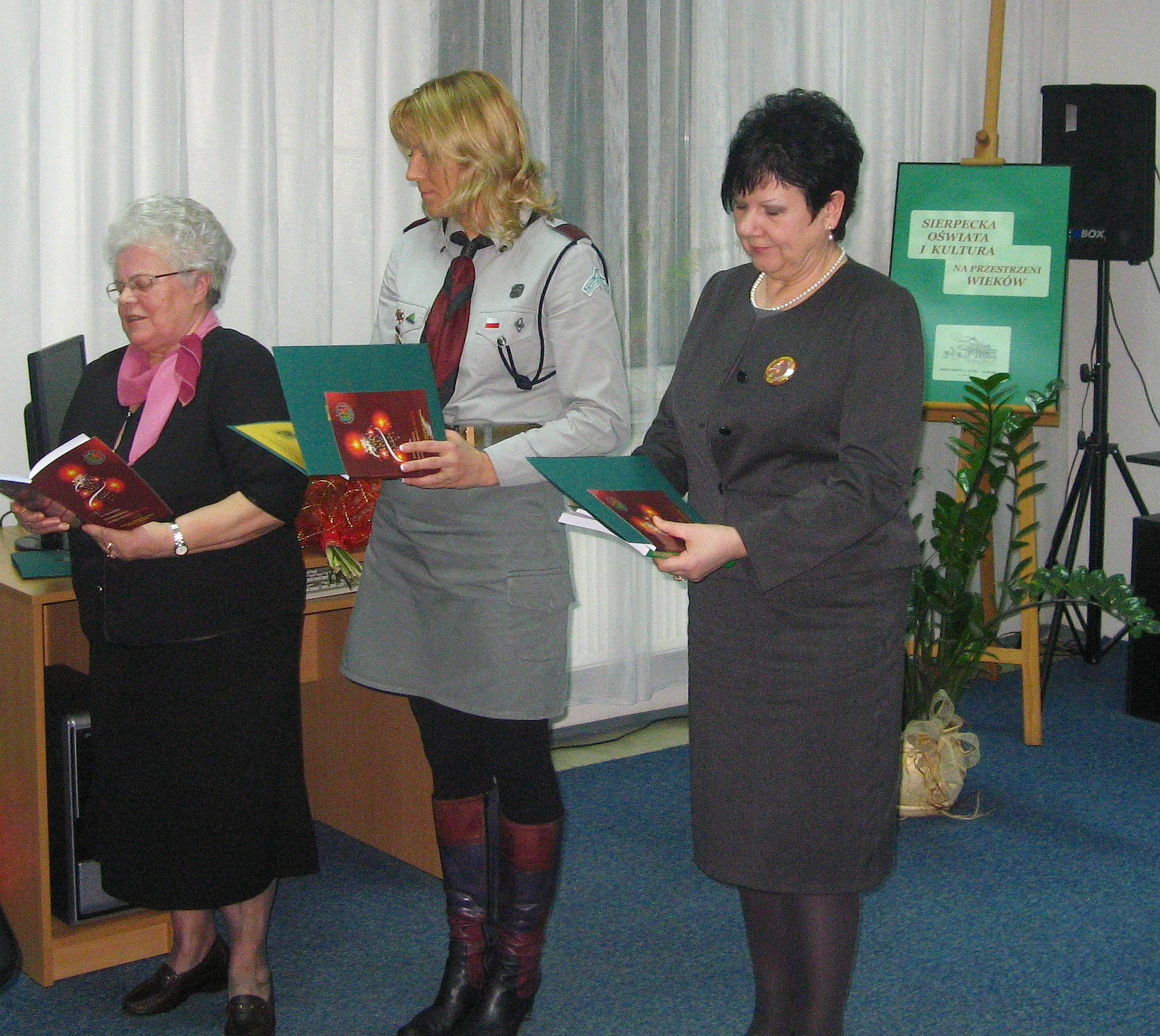 Honorowa Komendanta Hufca Sierpc Hanna Kowalska, zastepca Komendanta Hufca do spraw programowych Katarzyna Kordulasiska i dyrektor Biblioteki Miejskiej Maria Winiewska.