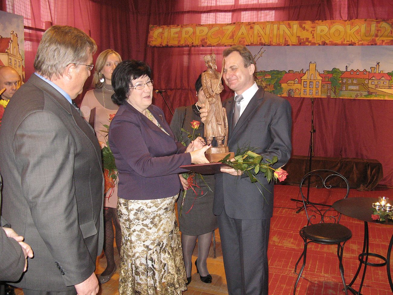 I wszystko wiadomo - Sierpczaninem Roku 2010 zostaje Józef Urbański. Pamiątkową rzeźbę otrzymuje z rąk dr Henryki Piekarskiej i burmistrza Marka Kośmidra.