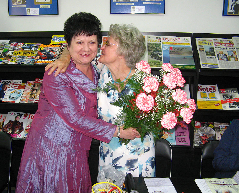 Halina Giyska-Burakowska i dyrektor MBP Maria Winiewska.