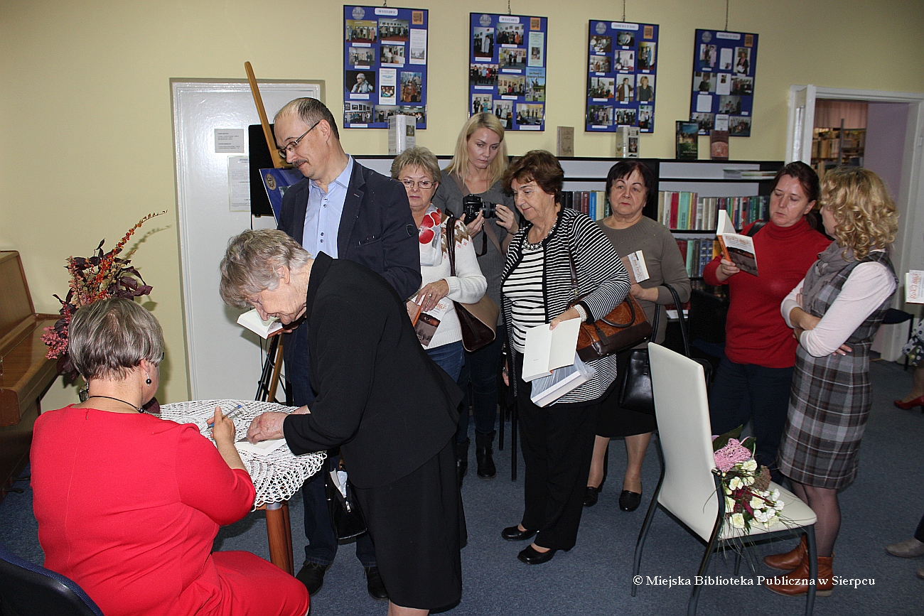 Sierpeccy czytelnicy w kolejce po autografy, 22.10.2015 r.