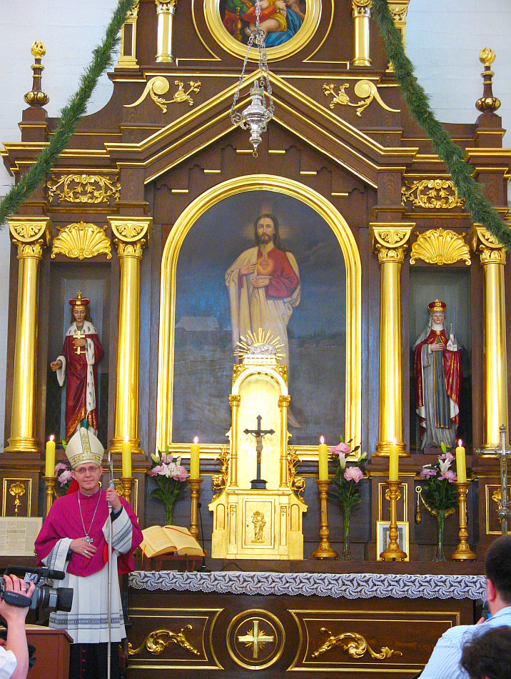 Biskup pocki Piotr Libera w czasie mszy w. w kociele z Drdewa