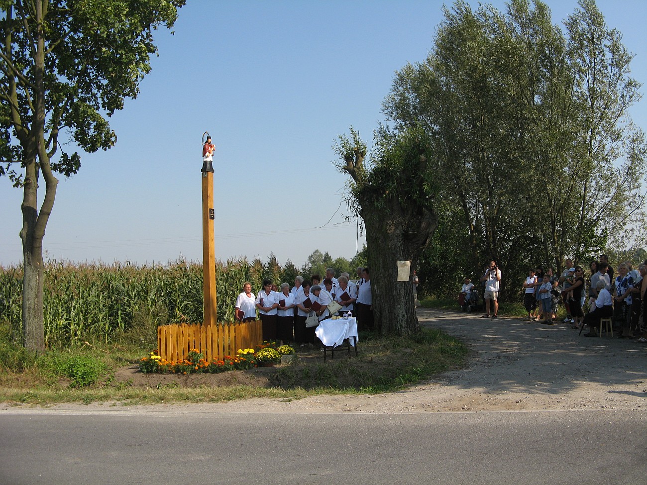 Zgromadzeni przy figurce Jana Nepomucena mieszkańcy Zglenic Duzych i okolic oczekujący na poświęcenie świątka, 27.08.2011 r.