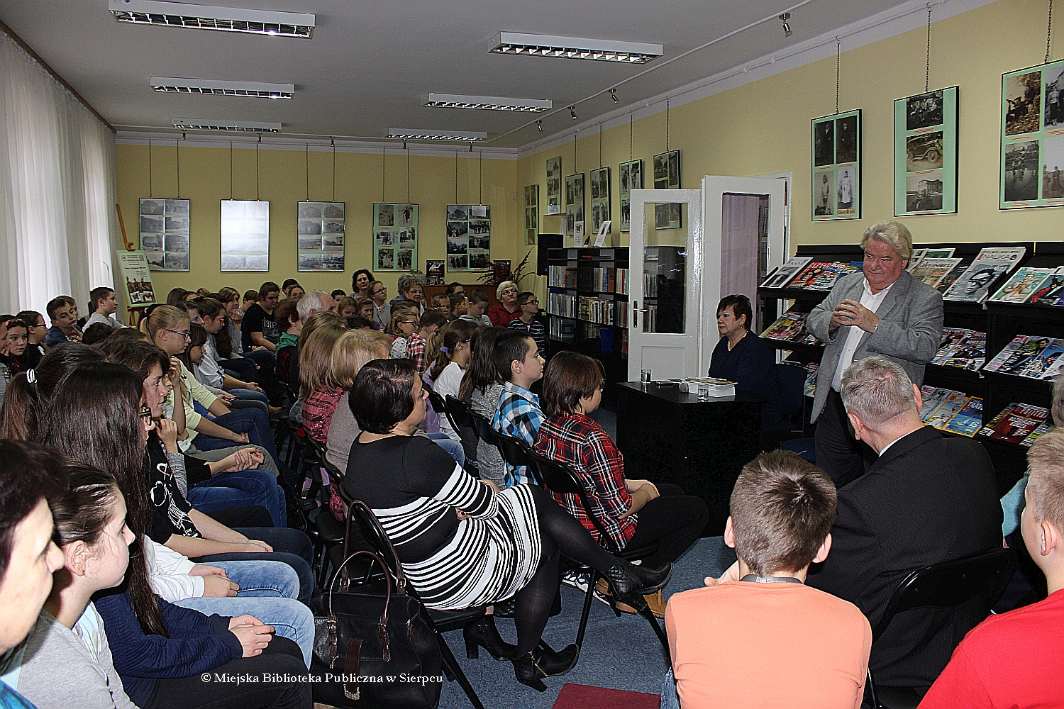 Dr Waldemar Smaszcz podczas spotkania autorskiego z modzie w Bibliotece Miejskiej w Sierpcu, 23.11.2015 r.