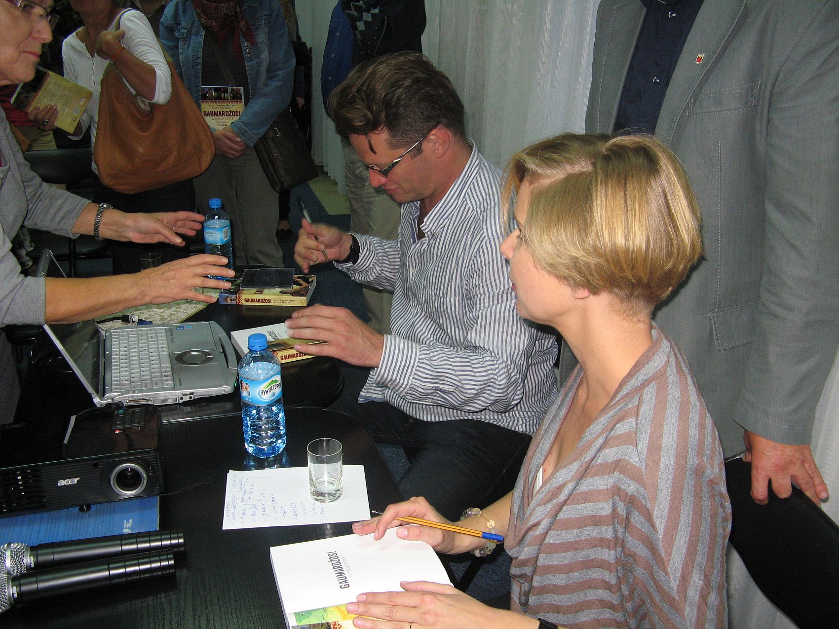 Goście sierpeckiej Biblioteki - Anna i Marcin Mellerowie - podpisują swoją książkę o Gruzji.