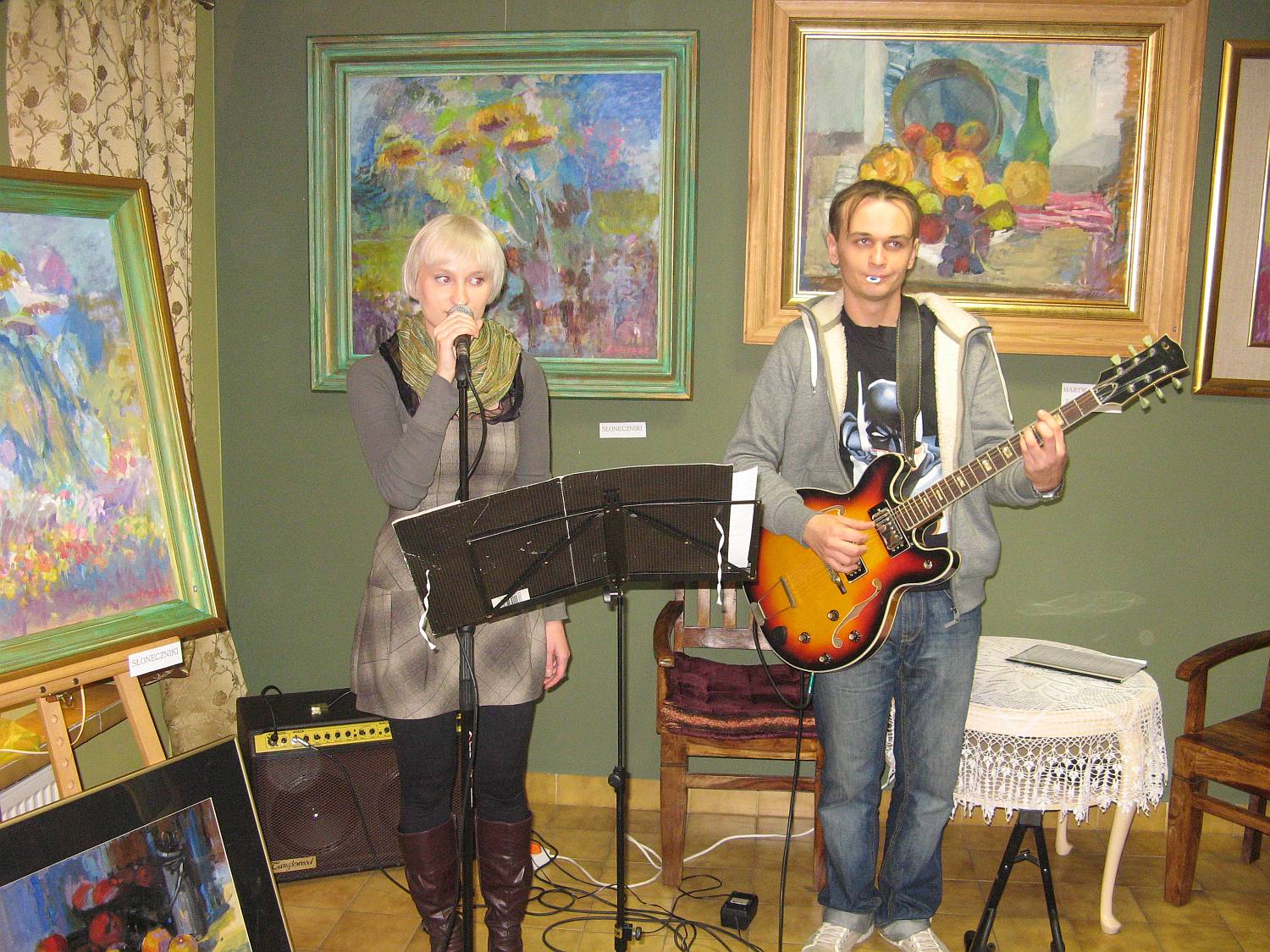 O opraw muzyczn podczas wernisau zadbali: Aleksandra Grecka i Bartosz Sosnowski, 4.11.2011 r.