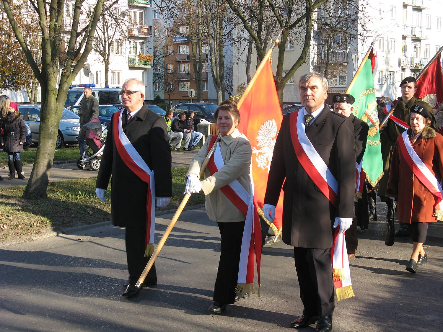 Delegacja wadz miejskich ze sztandarem. Od lewej Wojciech Mielczarek, Barbara Gil, Wojciech Jaworowski, 11.11.2011 r.