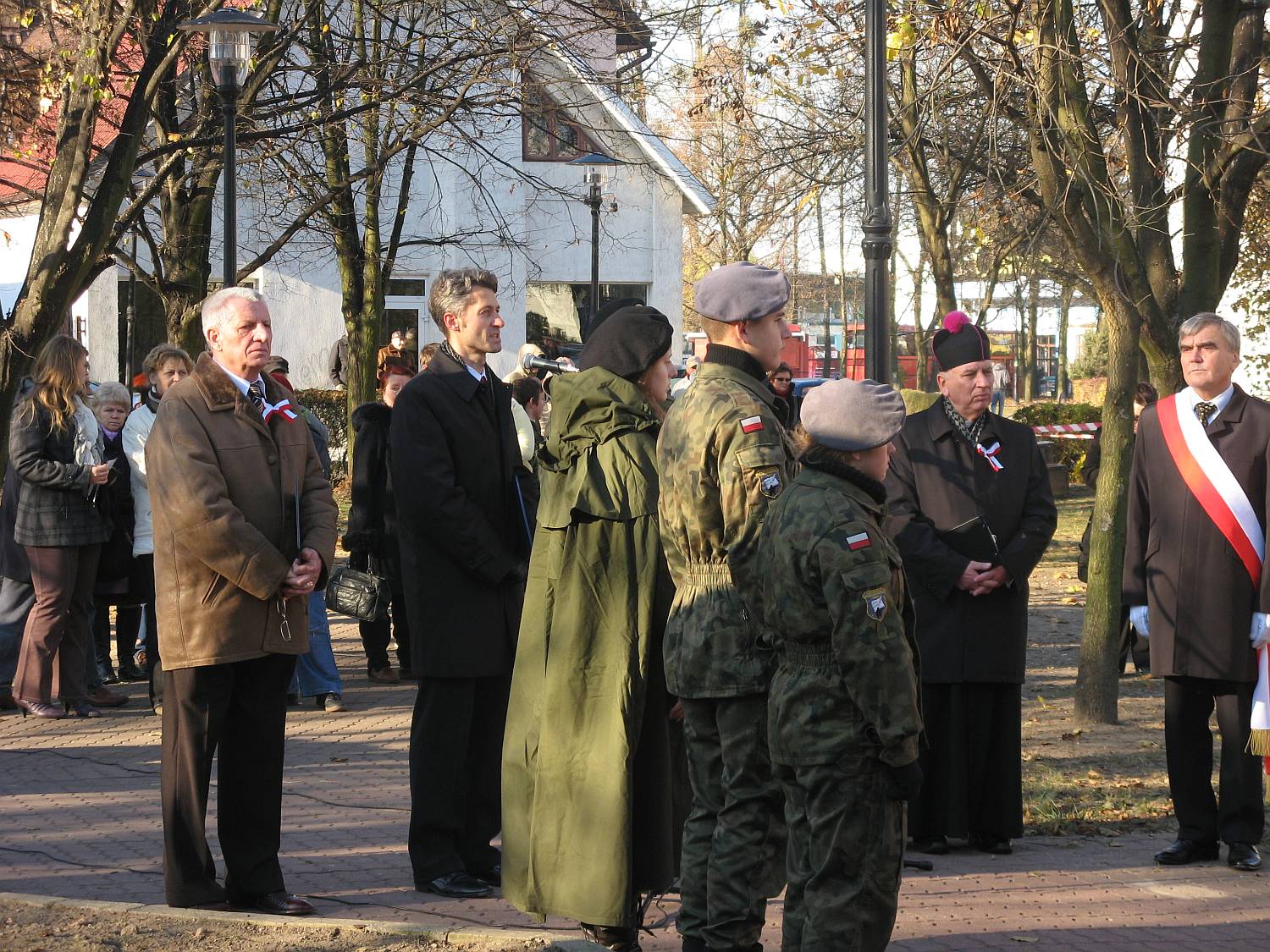 Uroczystoci przy Pomniku Ofiar Katynia. Na zdjciu od lewej Przewodniczcy Rady Miejskiej Marek Chrzanowski, inspektor Wydziau Owiaty Urzdu Miejskiego Marek Zdrojewski, ksidz dziekan Andrzej Wickowski, radny miejski Wojciech Jaworowski.