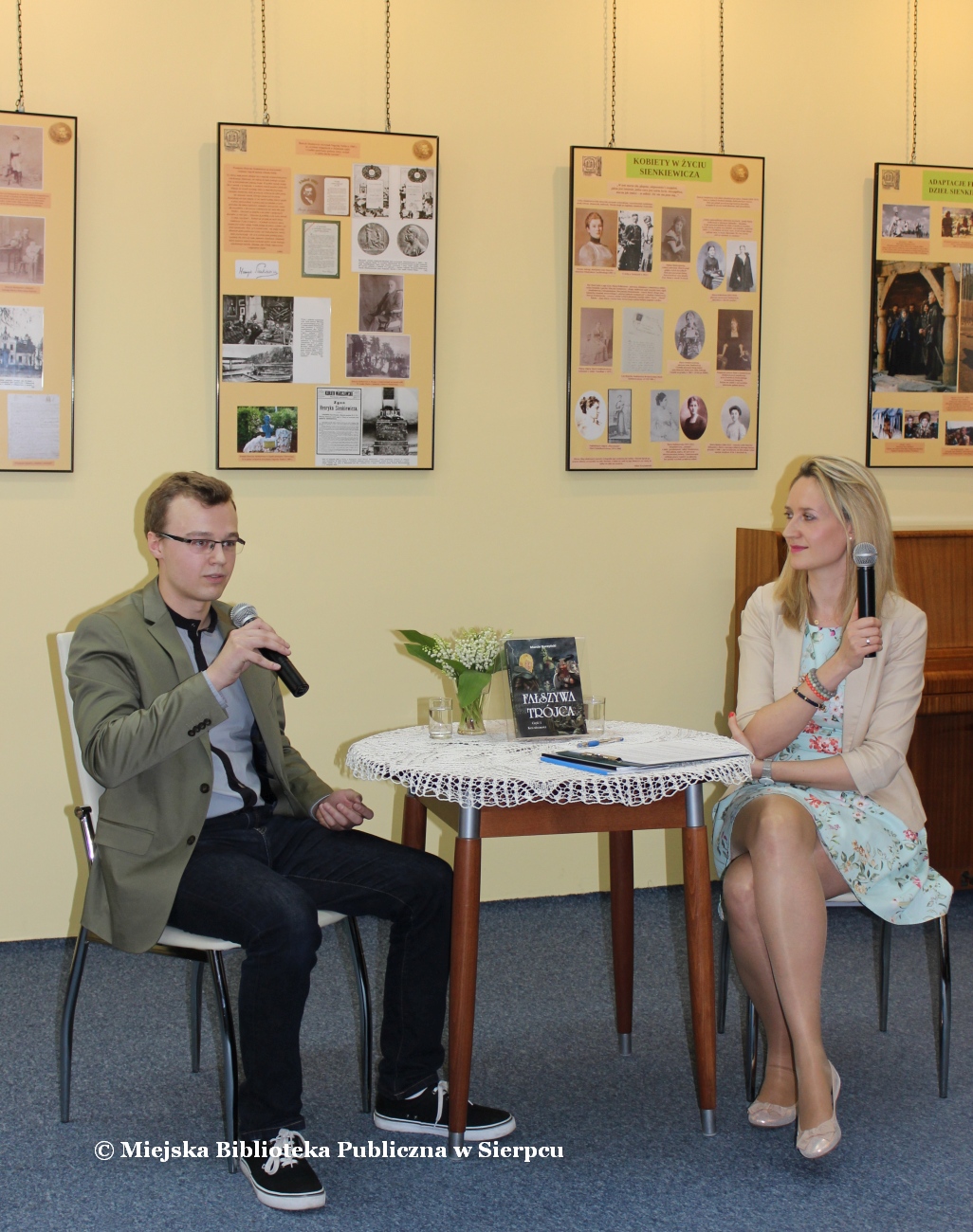 Marcin Buczyski i prowadzca spotkanie w Bibliotece Miejskiej Magdalena Staniszewska, 6.05.2016 r.