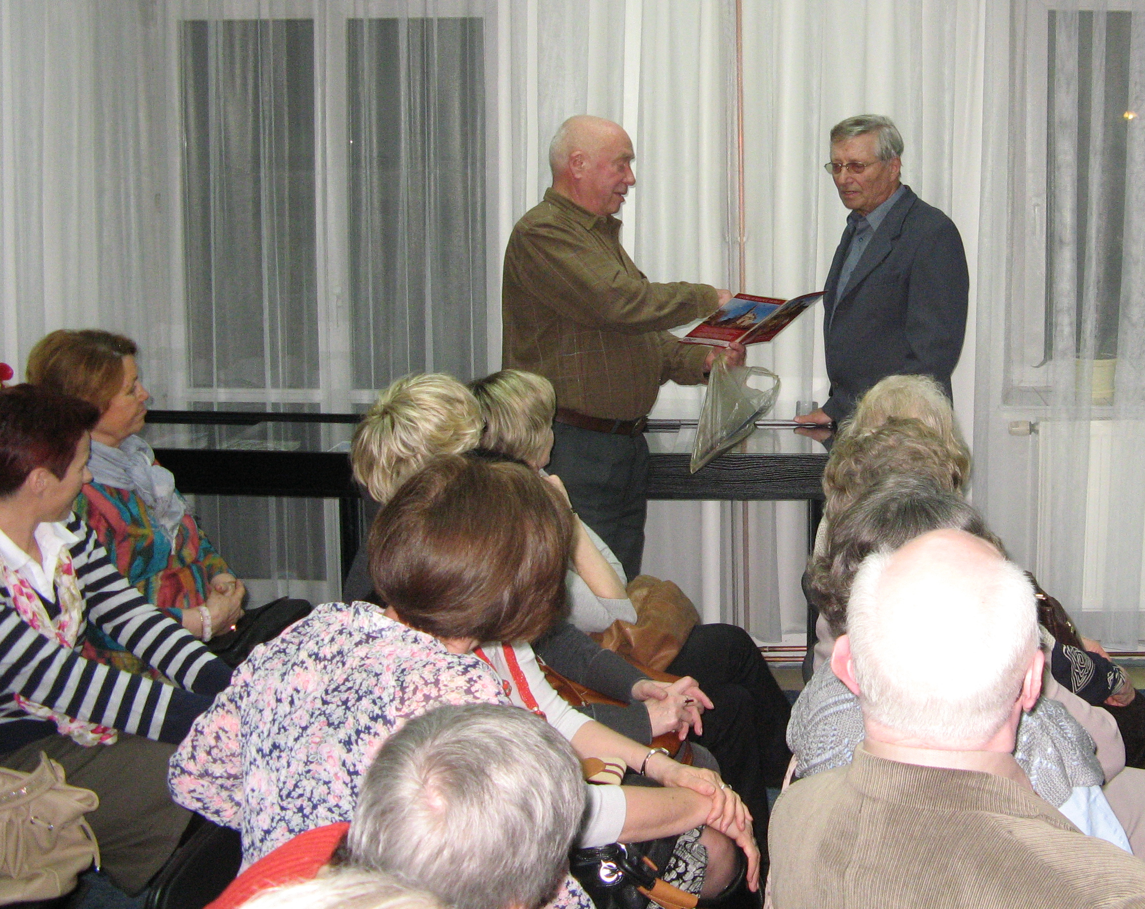 Tadeusz Ciski pokazuje pamitki ze swoich wyjazdw na tereny Kresw, 22.03.2012 r.