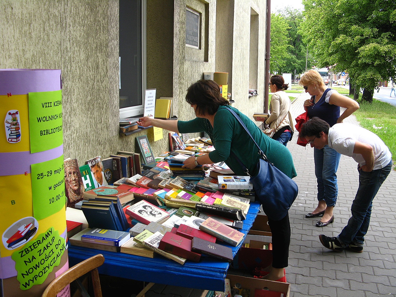 Kiermaszowy kram rozlokowany przed wejciem do Biblioteki Miejskiej, 25.05.2015 r.