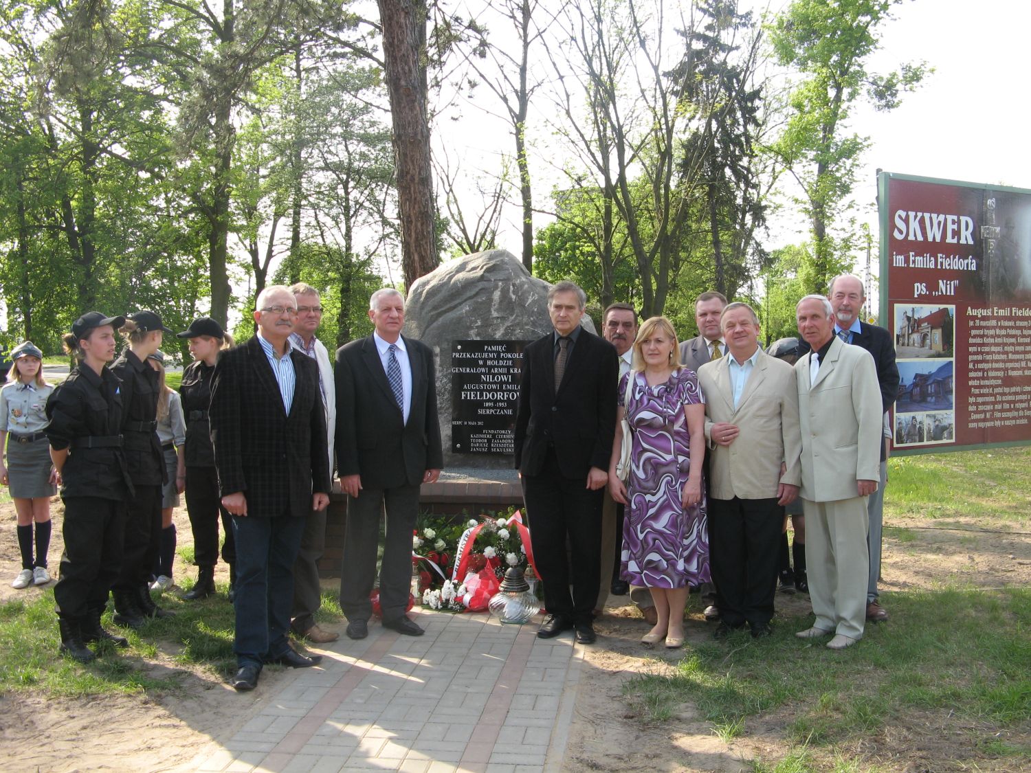 Przewodniczcy Rady Miejskiej oraz sierpeccy radni miejscy z aktorem Olgierdem ukaszewiczem przy pomniku generaa Augusta Emila Fieldorfa, ps. Nil w Sierpcu, 10.05.2012 r.