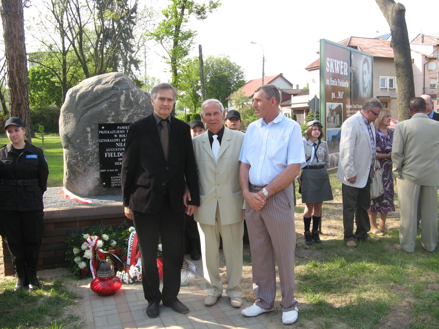 Gwni fundatorzy pomnika: Kazimierz Czermiski i Teodor Zasadowski (oprcz nich jeszcze wiele innych osb prywatnych wsparo inicjatyw) wraz z odtwrca roli Nila Olgierdem ukaszewiczem, 10.05.2012 r.