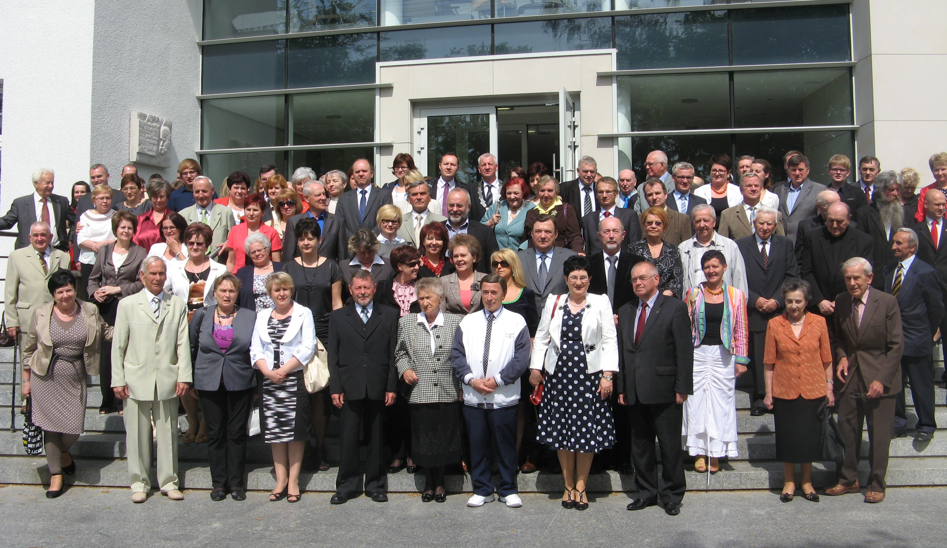 Uczestnicy konferencji naukowej powiconej historii Sierpca przed Centrum Kultury i Sztuki, 11.05.2012 r.