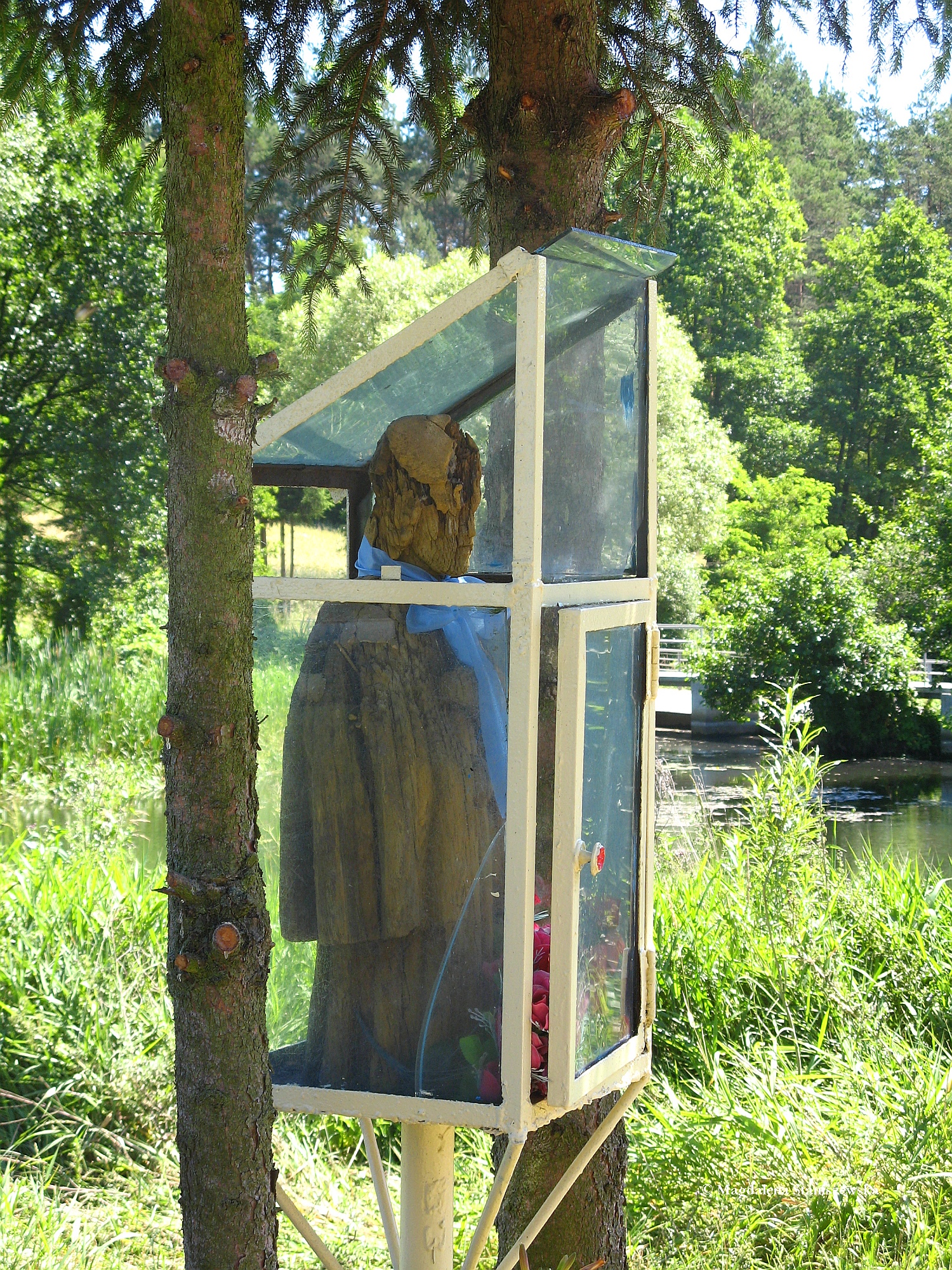 Chocze. Przy mynie stoi zabytkowa, drewniana figurka witego Jana Nepomucena osonita szklan gablot. Wymaga ona natychmiastowej  konserwacji, lipiec 2015 r.