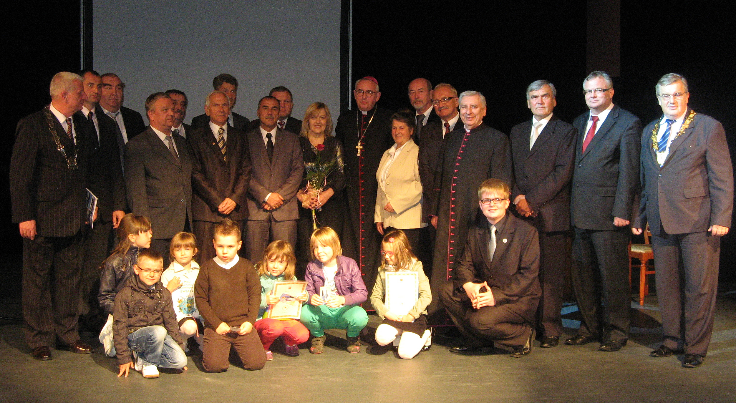 Pamitkowe zdjcie wadz miejskich: Przewodniczcego  Rady Miejskiej Sierpca, burmistrza, radnych, duchownych, modych laureatw konkursw, twrcy filmu fabularnego o objawieniach w XV-wiecznym Sierpcu, 13.05.2012 r.