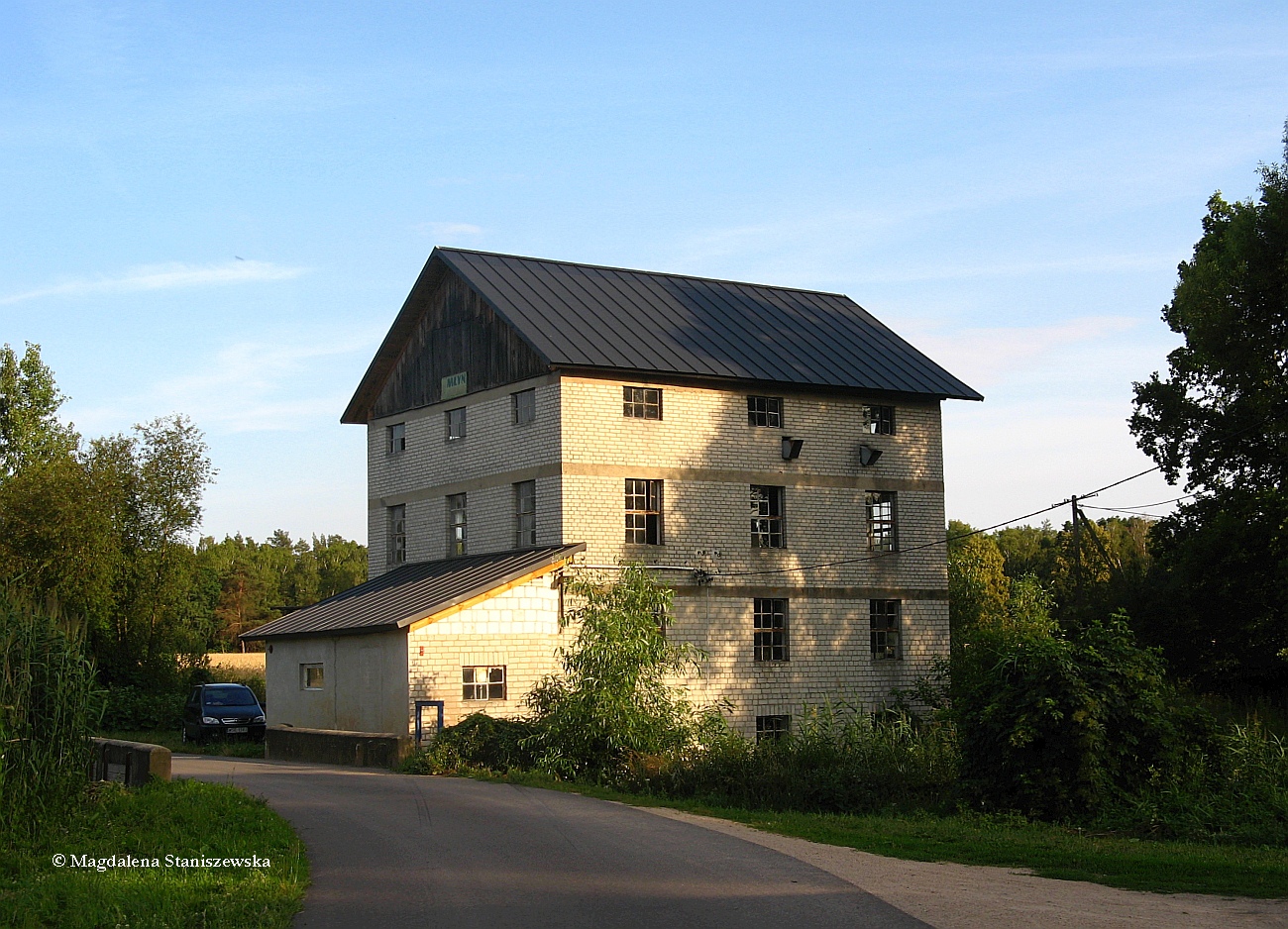 Osada myska miaa wielu wacicieli. Pocztkowo bya w posiadaniu dziedzicw Rociszewa i Zamocia, po 1622 r. wycznymi wacicielami byli dziedzice Rociszewa, nastpnie znalaza si w rkach rodziny Jeewskich. W 1891 r. Nadolnik zosta oddzielony od Rociszewa i na licytacji kupi go Jzef Wolobner, ktry kilka lat pniej rozparcelowa dobra i sprzeda oddzielnie myn w Nadolniku. W 1902 r. myn sta si wasnoci Goldy Radzimiskiej, ale w tym samym roku sprzedaa go Borkowi Karpiszynowi i jego onie. Aktualnie obiekt jest w rkach prywatnych.