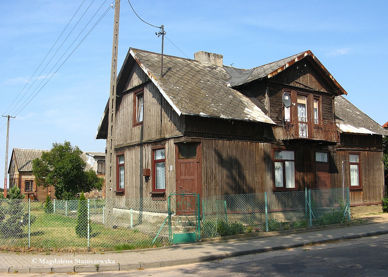 Po obejrzeniu kocioa udajemy si na spacer po wsi, gdzie na baczniejsz uwag zasuguj dwa domy, bdce przykadem starej, drewnianej architektury.